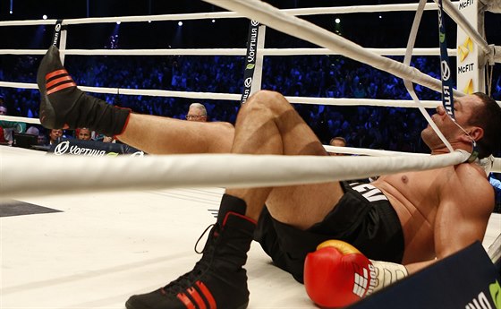 Bulharský boxer Kubrat Pulev po tvrdém úderu od Vladimira klika.