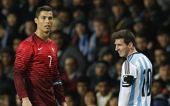 Cristiano Ronaldo (vlevo) a Lionel Messi toho ve vzájemém souboji v rámci duelu...