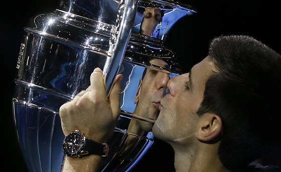 POLIBEK S TROFEJÍ. Novak Djokovi líbá trofej pro hráe, který zakoní sezonu...