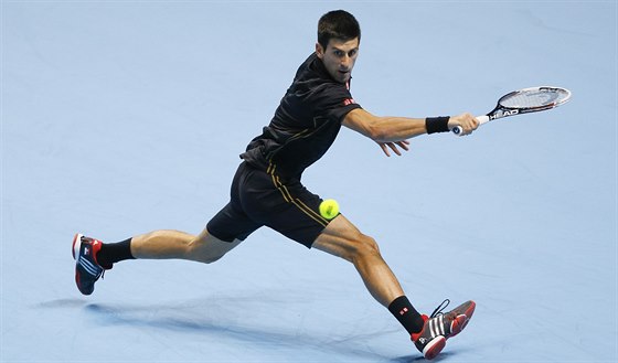 SLOITÝ ZÁPAS. Novak Djokovi musel poprvé na Turnaji mistr hrát tísetový zápas. První sadu mu v semifinále vzal Kei Niikori.