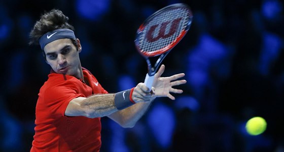 Roger Federer hraje v semifinále Turnaje mistr proti Wawrinkovi.