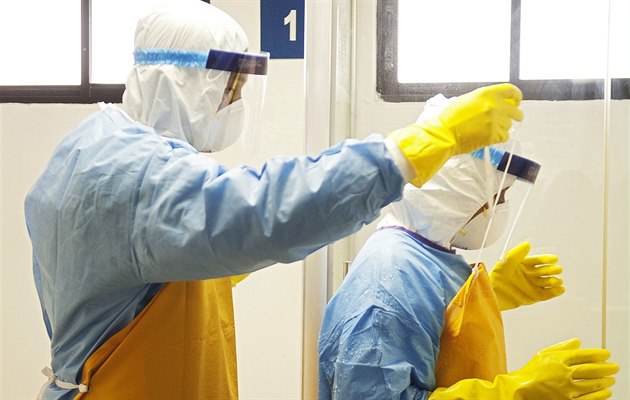 Do Česka míří Američan s podezřením na ebolu, ujmou se ho na Bulovce