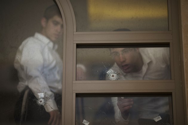 Útok na synagogu v Jeruzalém� si vy�ádal p�t mrtvých, p�i zásahu policie...