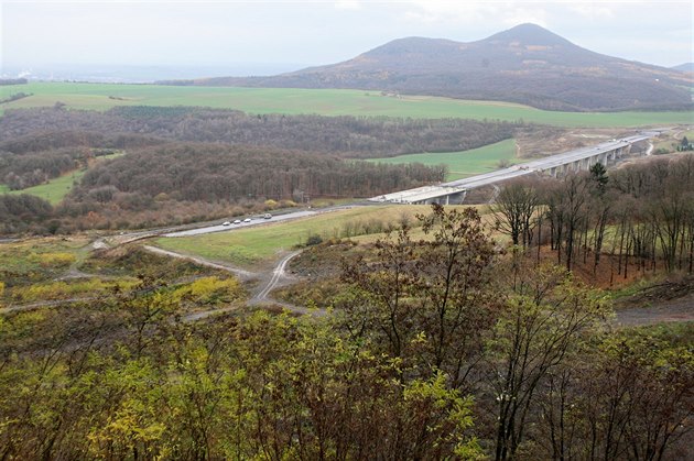 Sesuv zavalil rozestavný úsek dálnice D8 zaátkem ervna 2013.