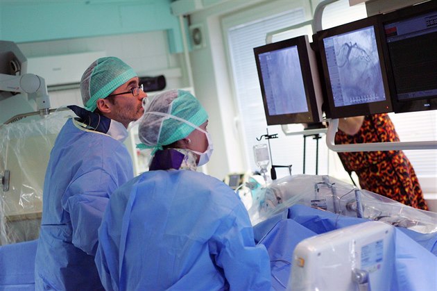 Karlovarské kardiocentrum penáelo online operaci vnitých tepen.