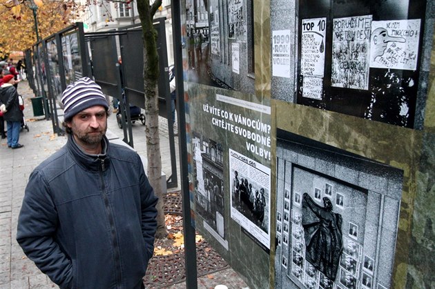 Autor Radovan Kodera na vernisá�i výstavy Listopad 1989 v Plzni.