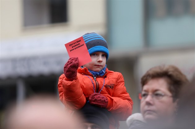 Také v Brn� p�i�li lidé prezidentovi Milo�ovi Zemanovi vystavit �ervenou kartu.