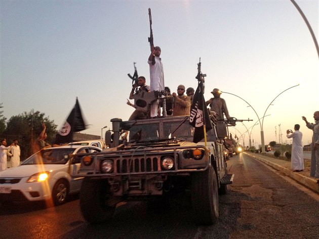 Islamisté projí�d�jí ulicemi Mosulu b�hem improvizované vojenské p�ehlídky.