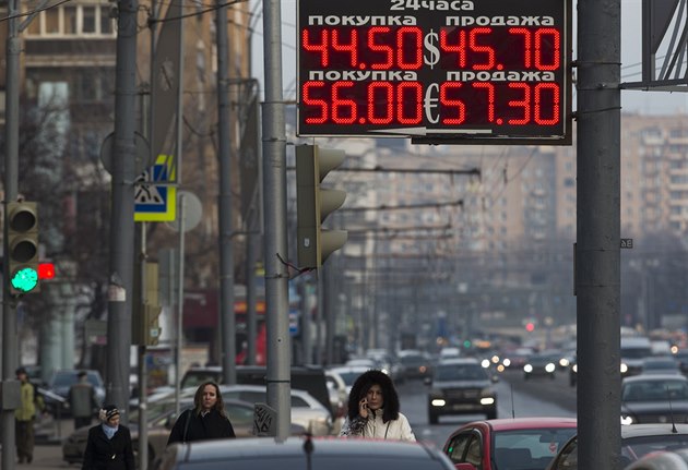 Stabilita m�ny pat�ila k hlavním úsp�ch�m vlády Vladimira Putina. Leto�ní propad rublu ale o�ivuje vzpomínky na m�novou krizi roku 1998.