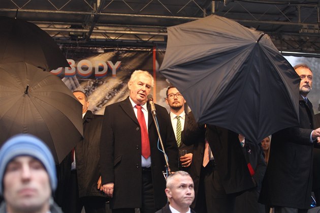 Prezident Milo� Zeman na Albertov�, kde ho musela p�ed dv�ma lety jeho ochranka chránit p�ed létajícími vejci