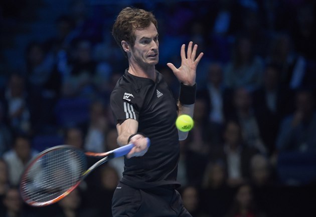 Andy Murray zasko�il za zran�ného Rogera Federa a sehrál exhibici s Novakem...