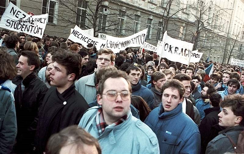 Shromá�d�ní student� a ob�an� na Albertov� 17. listopadu 1989.
