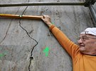Jaroslav Klimt z Vaova ukazuje prasklinu a vypouklinu na zdi, kter dr svah...
