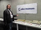Michal Rybka ukazuje nkteré ze stroj v muzeu, které provozuje spolen s...