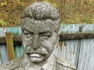 Karlovarský Stalin je uskladnný v areálu Lázeských les v Bezové.