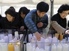 V Jiní Koreji probíhají kadoroní zkouky, rodie zapalují svíky za své dti...