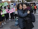 V Jiní Koreji probíhají kadoroní zkouky, uitelka objímá svou studentu a...