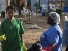 Zdravotníci v léebném centru eboly v malijském hlavním mst Bamako (13....