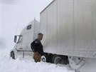 Omer Odovsc se kouká na svj kamion, který uvázl na dálnici vedoucí do Bostonu...