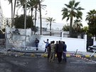 Lidé stojí poblí místa, kde vybuchlo auto poblí egyptské ambasády v Tripolisu...