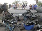Lidé stojí u místa, kde vybuchlo auto poblí egyptské ambasády v Tripolisu (13....