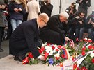 Premiér Bohuslav Sobotka pokládá vnec u pomníku na Národní tíd pi...
