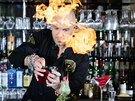 Matthias Giroud zapaluje nad koktejlem rumovou esenci k doladní jeho vn.