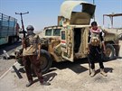 Radikálové z Islámského státu pózují u ukoistného hummeru irácké armády...