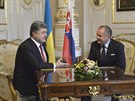 Ukrajinský prezident Petro Poroenko hovoí se svým slovenským protjkem...