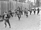 Na fotografii z roku 1982 jsou chlapci pi tradiním Bhu vítzství". Závod...