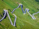 Vysokohorská silnice Stelvio Pass v Itálii patí mezi skutené motorkáské...
