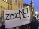 Prezident Miloš Zeman čelil další skupince demonstrantů.