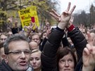 Demonstranti na Albertov protestovali proti prezidentu Miloi Zemanovi.