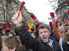 Demonstranti proti prezidentu Miloši Zemanovi na pražském Albertově.