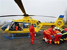 Záchranái s pomocí hasi penesli zranné do vrtulníku, který pacienty...
