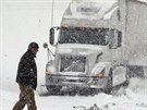 idi prochází ped svým kamionem, který uvznily pívaly snhu v Bostonu. ást...