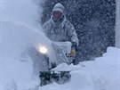 Obyvatel msteka Depew ve stát New York se snaí odklidit sníh z píjezdové...