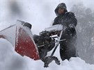 Chris Boettcher se snaí odklízet sníh v Bostonu. ást státu New York zasáhlo...
