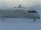 Snhová nadílka s teplotami pod bodem mrazu ovlivnila i cestování. Toto letadlo...