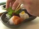 Dokonování servírování japonského otsukuri. Tedy sashimi, co jsou plátky...