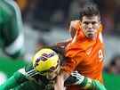 Klaas Jan Huntelaar z Nizozemska (vpravo) bojuje o mí s mexickým kapitánem