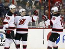 JE TAM.Jaromír Jágr, Mike Cammalleri a Travis Zajac slaví gól New Jersey. 