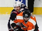 POD PÍSNÝM DOHLEDEM. Jakub Voráek z Philadelphie vyváí puk, na zádech mu