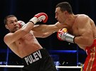 Vladimir Kliko (vpravo) jde po soupei oste, Kubrat Pulev je v hluboké