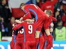 HROMADA RADOSTI. etí fotbalisté slaví gól proti Islandu.