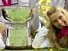 Petra Kvitová s trofejí pro vítzky Fed Cupu.