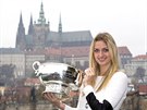 Petra Kvitová pózuje s Fed Cupem.