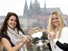 Petra Kvitová (vpravo) a Lucie afáová pózují s Fed Cupem.