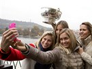 Selfie s Fed Cupem. Zleva Andrea Hlaváková, Karolína Plíková, Klára Koukalová...