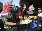 Maskovaný palestinský bojovník na oslavu útoku v synagoze v Jeruzalém nabízí...